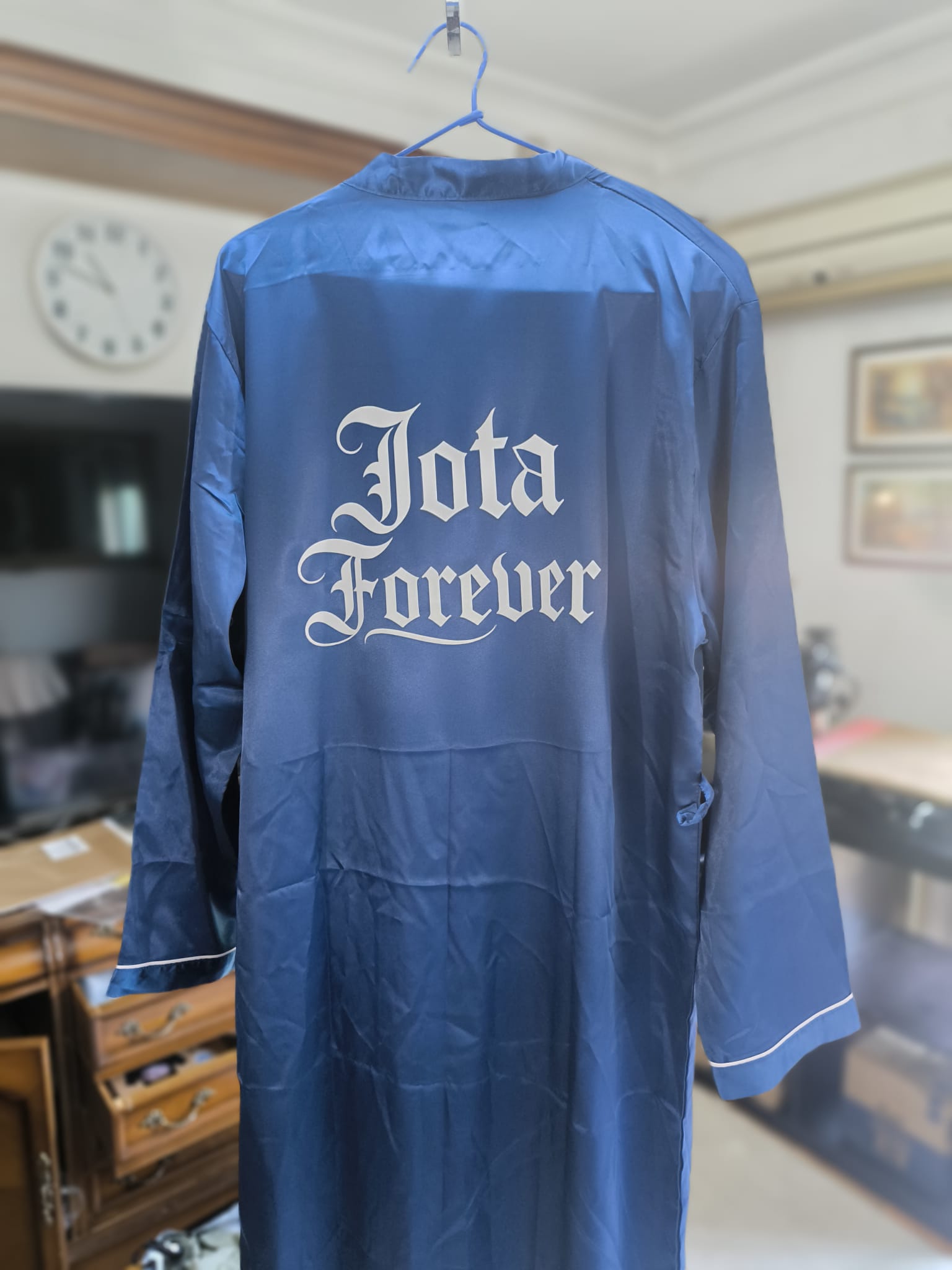 Bata personalizada azul con frase y tipografía gótica estampada en la espalda