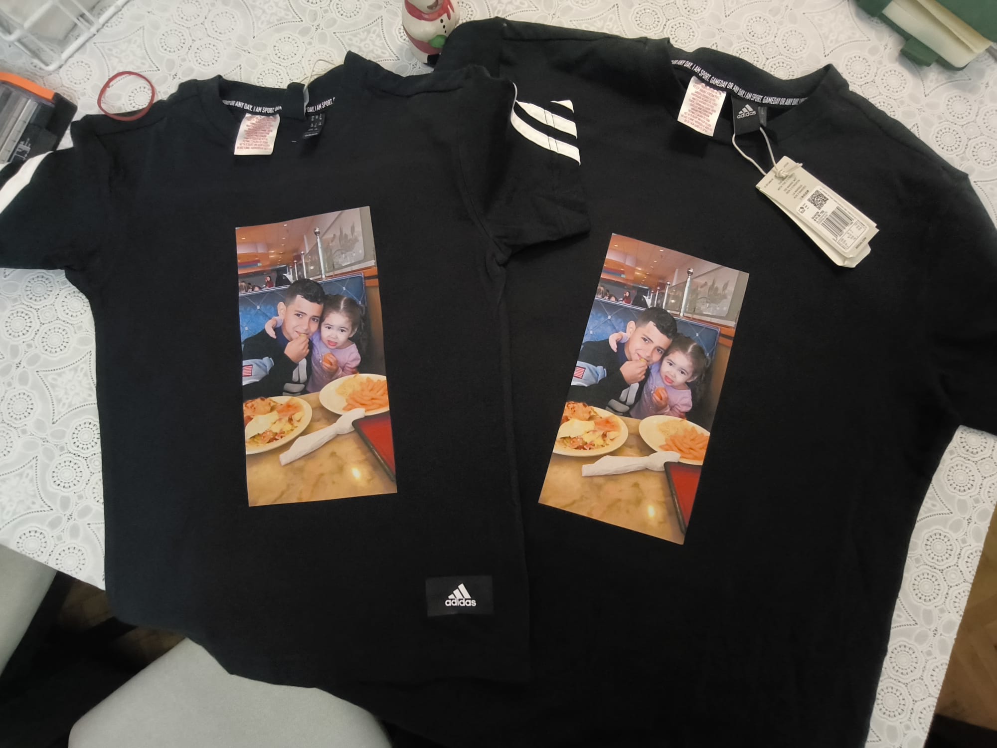 Camisetas negras personalizadas con foto familiar - estampado sublimación sobre camiseta Adidas