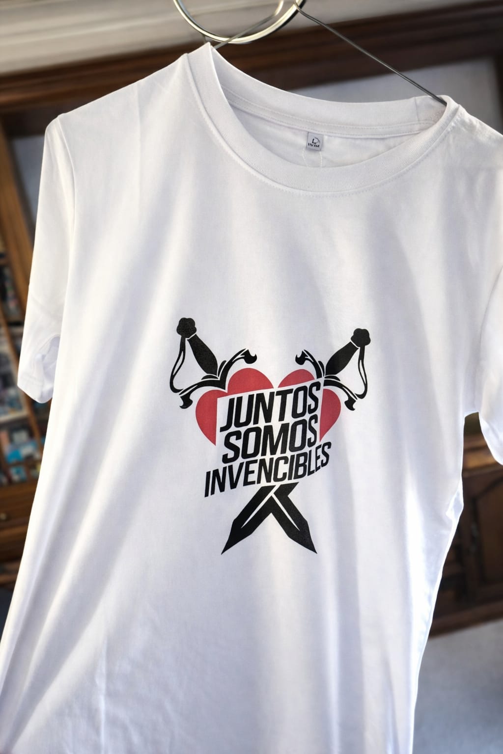 Camiseta personalizada Juntos Somos Invencibles - diseño corazón con espadas
