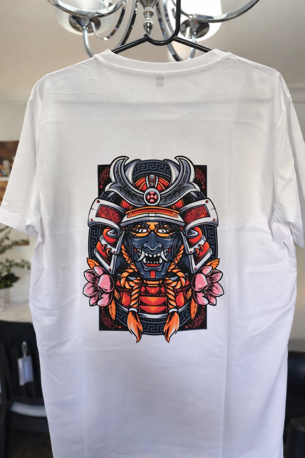 Camiseta personalizada Samurai japonés con flores de cerezo - diseño oriental estampado