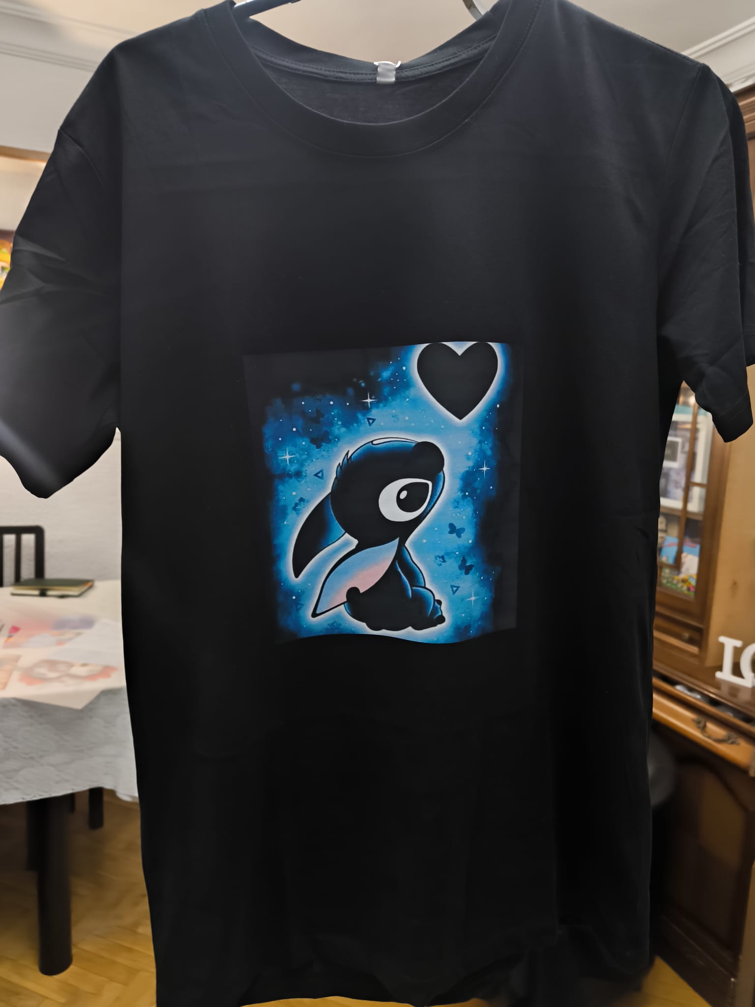 Camiseta negra personalizada Stitch galaxia con corazón - diseño animación