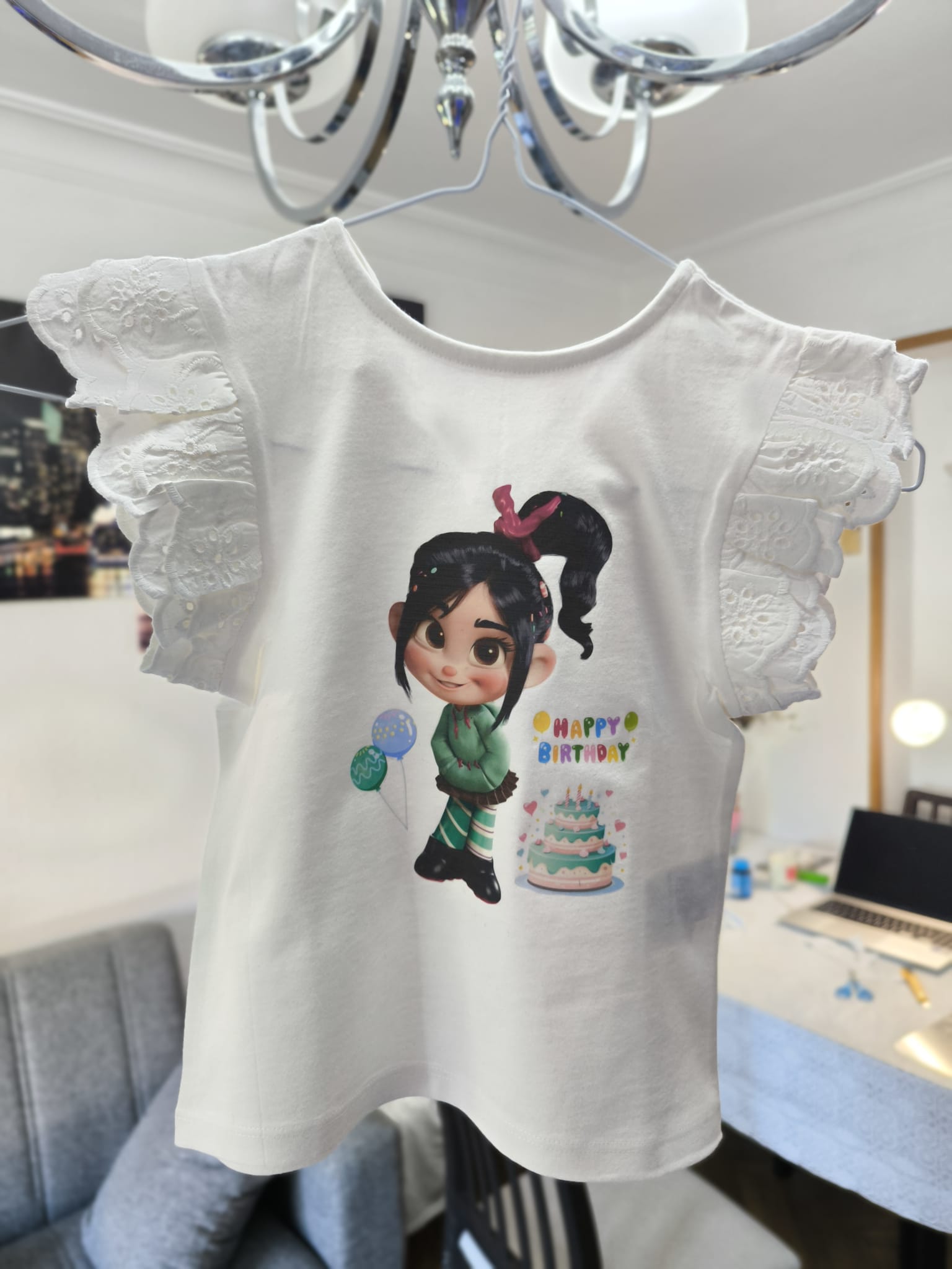Camiseta infantil personalizada Happy Birthday con personaje animado y tarta - regalo cumpleaños