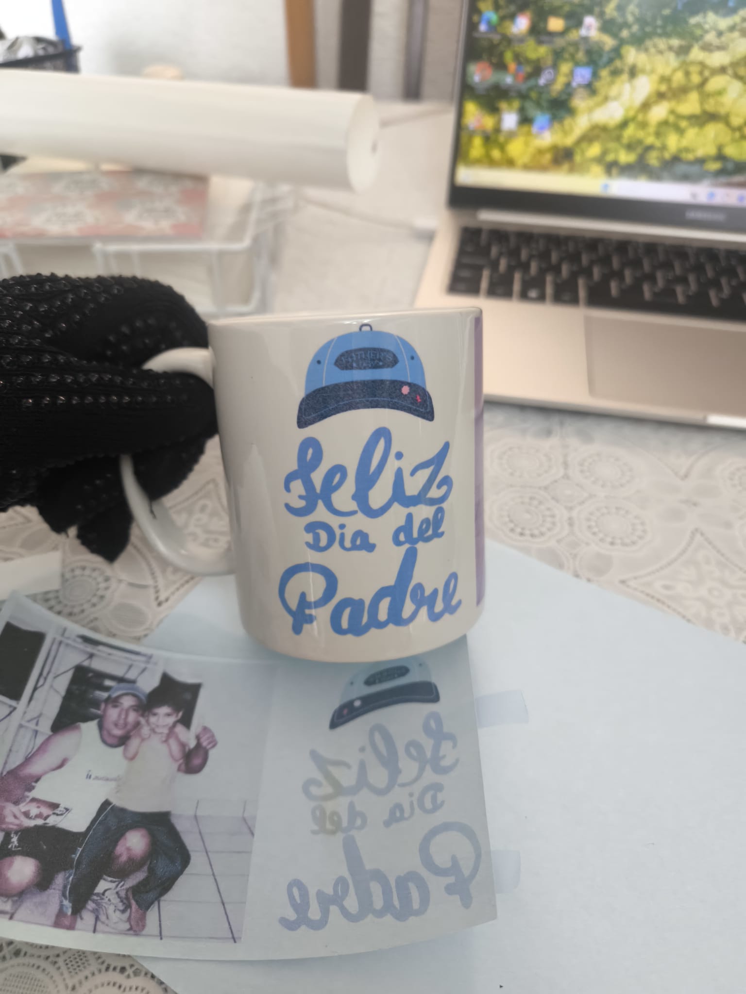 Taza personalizada Feliz Día del Padre con gorra - letras script azules regalo padre