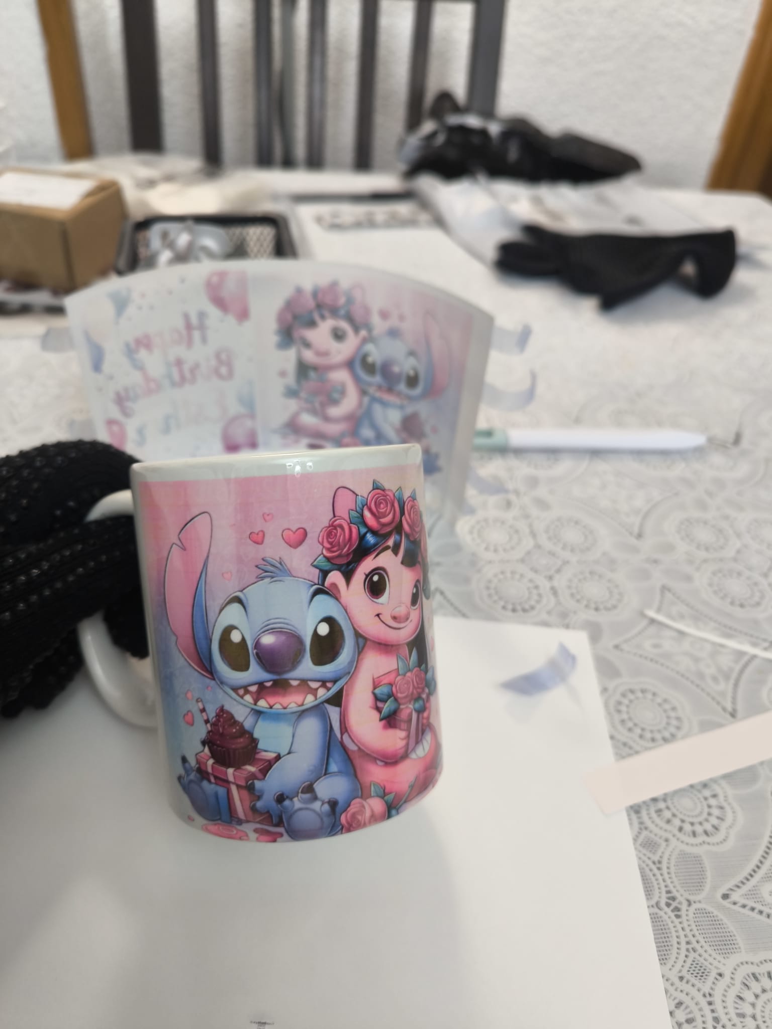 Taza personalizada Stitch y Lilo Happy Birthday con rosas - regalo cumpleaños animación